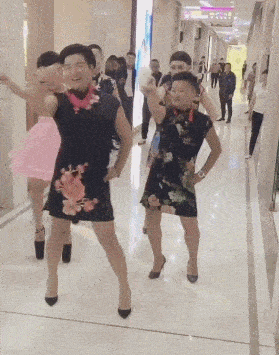 原创搞笑gif段子:(4)小姐姐,你可能不适合这个游戏