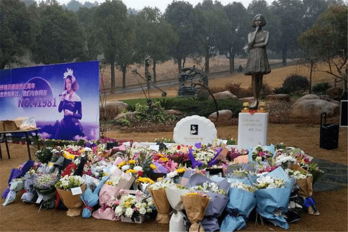 实拍"姚贝娜"墓地:周围花团锦簇,墓前一尊少女铜像惹人怜惜