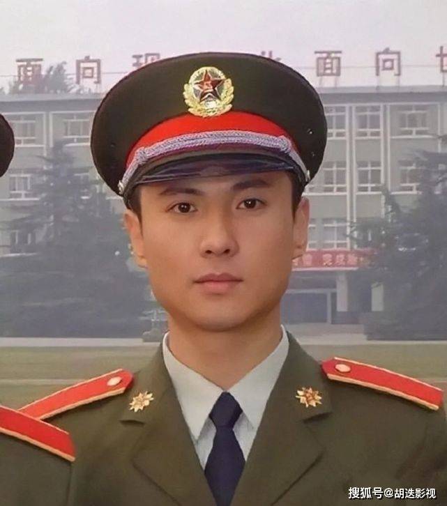 军校毕业,小品演员出身,却靠喜剧电影深入人心,本身就很传奇.