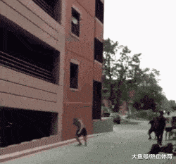 搞笑gif段子:这样洗头真的很省水吧?