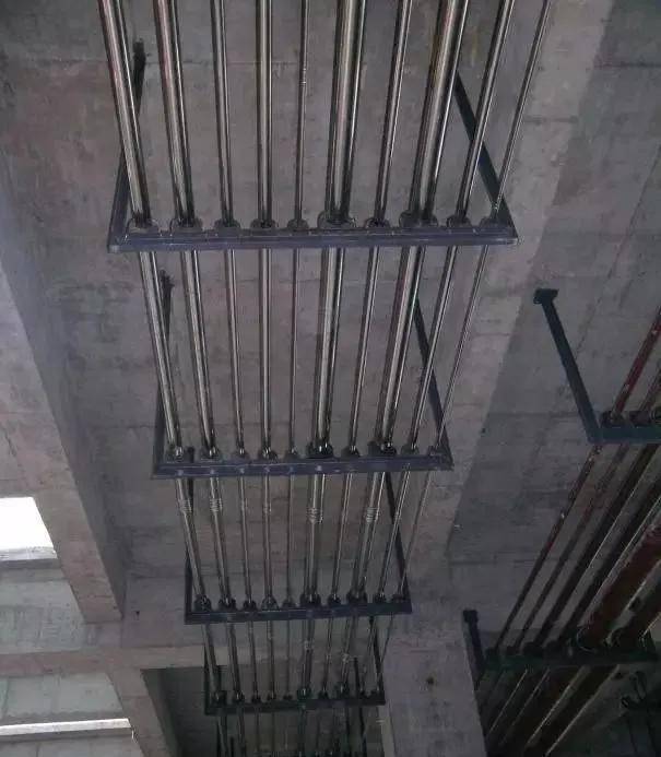 不锈钢给水管道支架间距均匀合理,管道平直