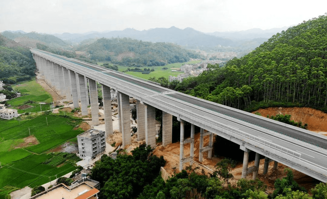 开心,玉湛高速公路开通,两广之间商贸往来将更加紧密