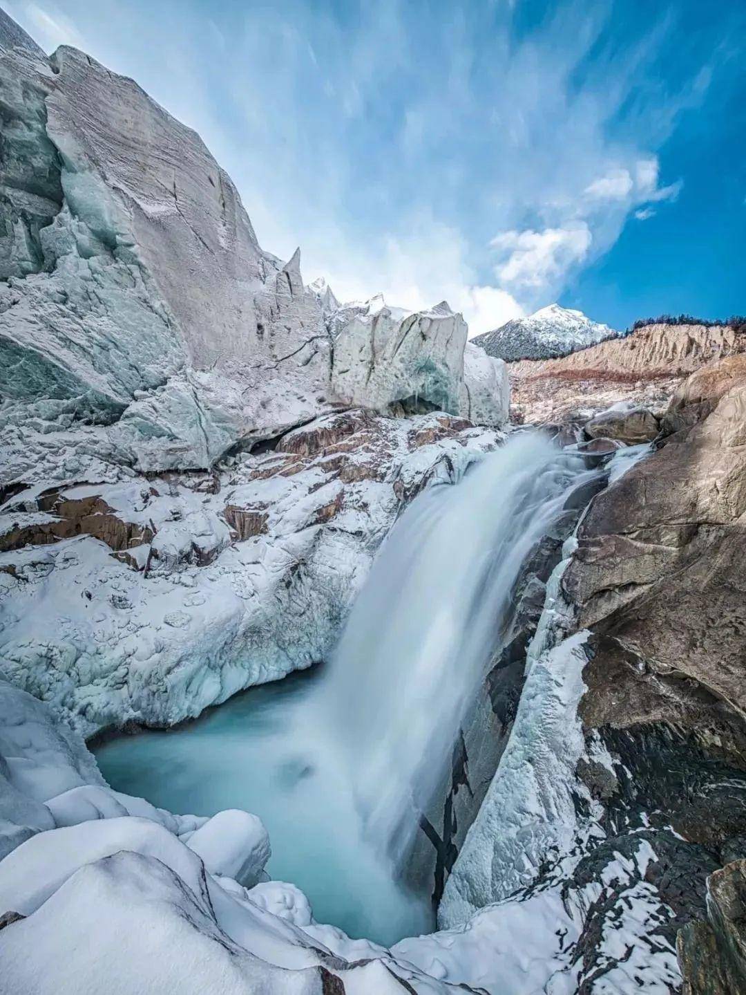 依嘎冰川是由雪山,冰川,多级流水飞瀑相互影响动静结合成的地质地貌