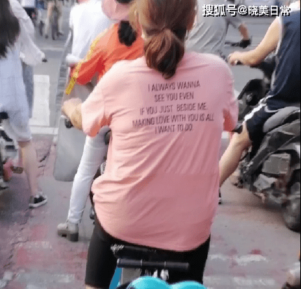 一些带字母的衣服不能乱穿，无良心商家胡乱印刷英文字母，惹笑话