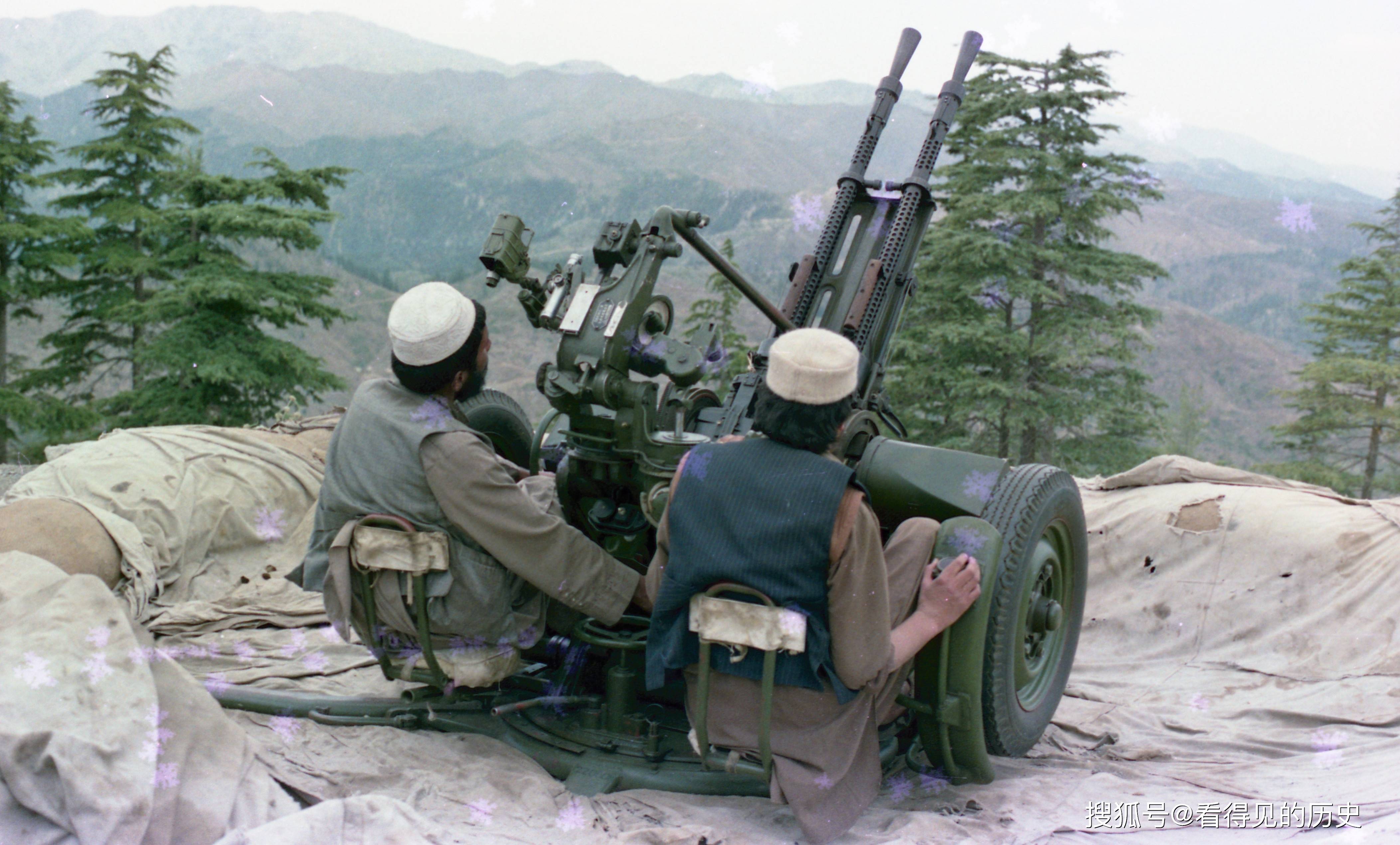 原创老照片 阿富汗游击队的高射炮 小孩的玩具