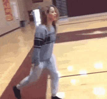 原创搞笑gif段子当我踏入猪圈的时候全部的猪都站起来看我好像在说