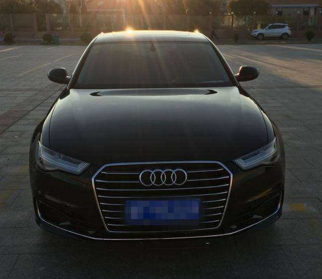 原来45万给我爸买了一辆奥迪A6。我父亲第一眼看到这辆新车,就承认这孩子有所作为