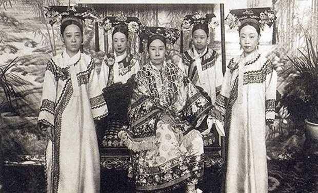 合照,这个女孩算是长得非常漂亮的了,其实她当时在宫中也是公认的美女