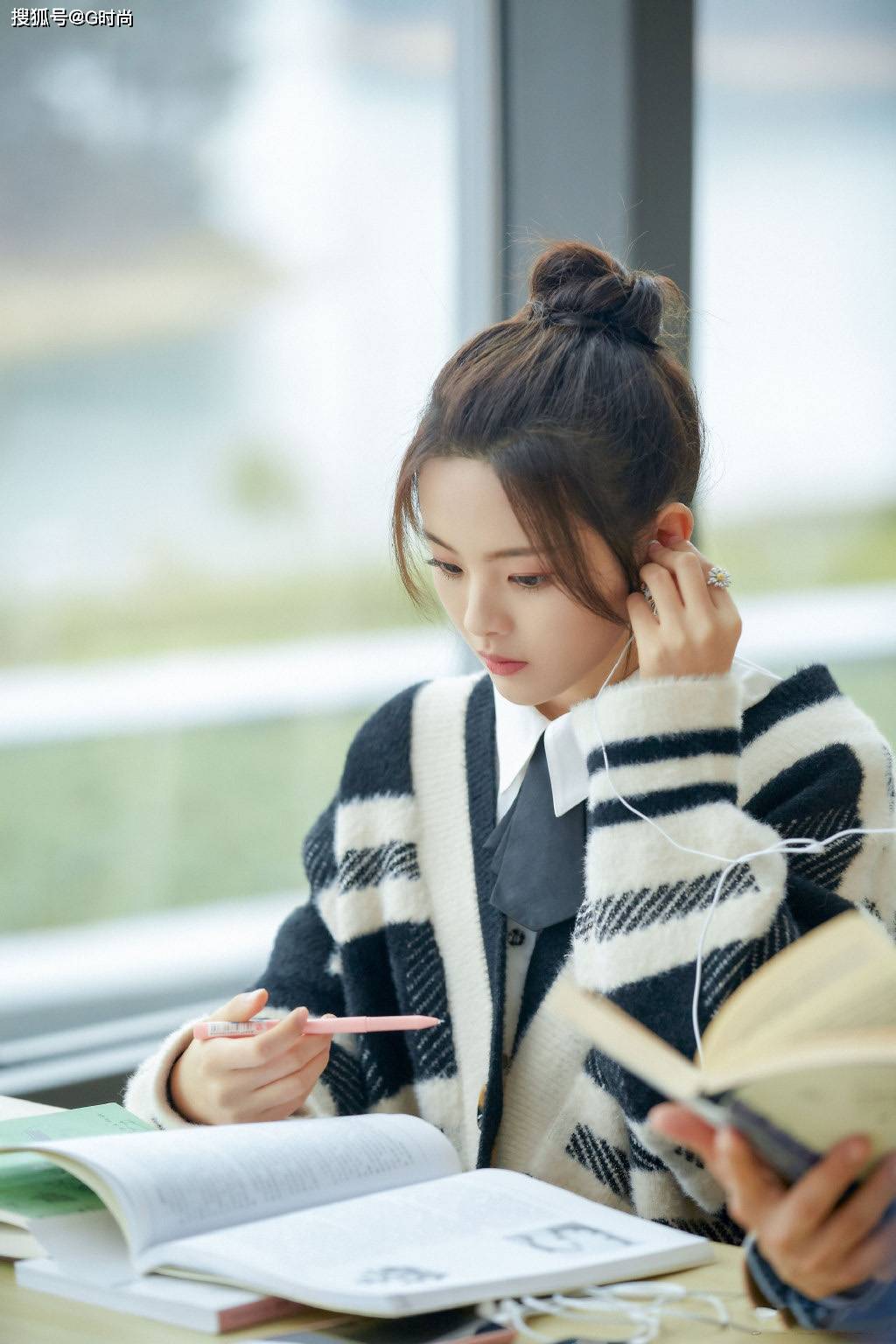 杨超越蓝白v领针织毛衣搭配可爱丸子头,甜美青春