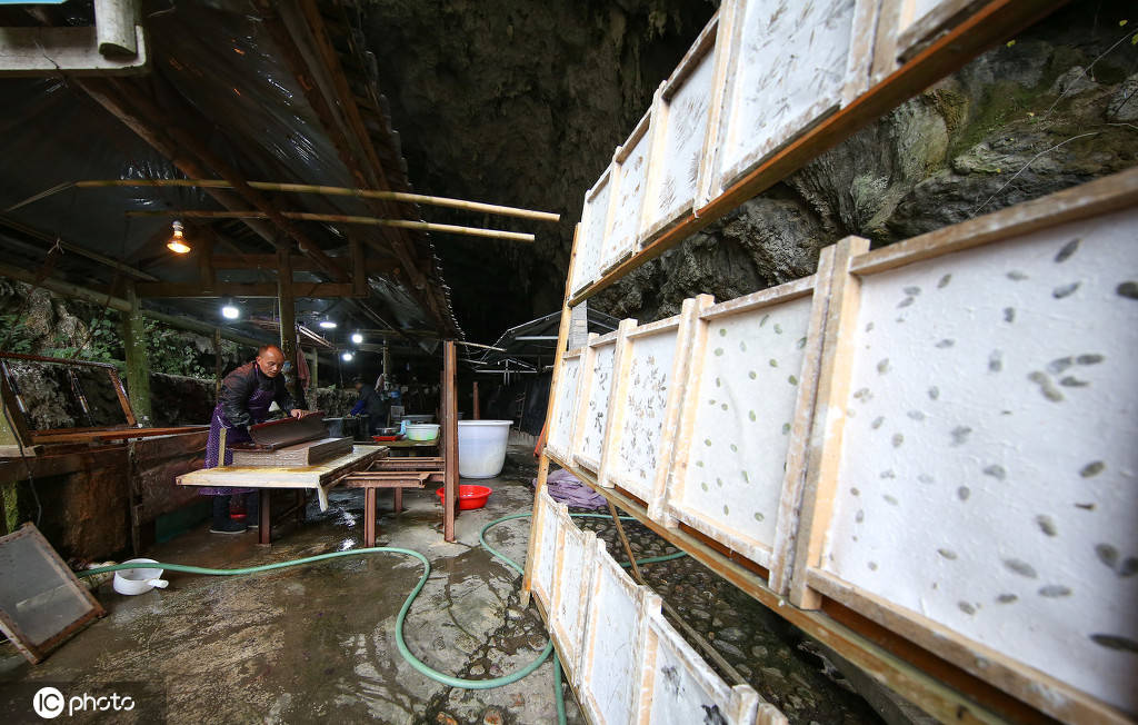 赶制二十万张手工皮纸,彩色装饰纸订单,供应节日市场.