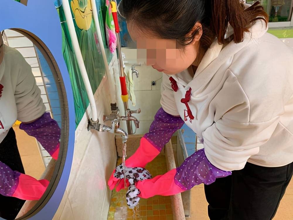 原创孩子拉裤,老师把脏内裤扔掉,家长以家乡习俗为由要求老师赔偿