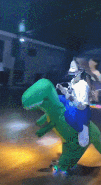 图片[1]-GIF搞笑段子：哥们，你看一个恐龙背着一个妹子在溜冰，惊艳全场呢！-妖次元