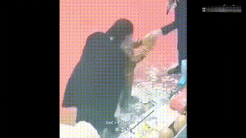 搞笑gif趣图:你们见过真正的回锅肉吗?看市场阿姨的展示