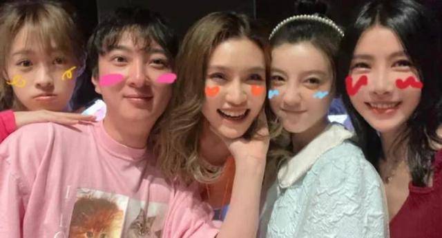 王思聪带4美女吃路边摊,头发成鸟窝,寒风中大