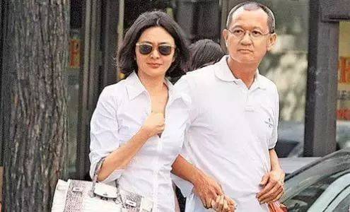 愛傍富豪的關之琳，被帥哥逗的花枝亂顫笑不停，58歲滿臉皺紋疑有新戀情 娛樂八卦吃瓜 第13张