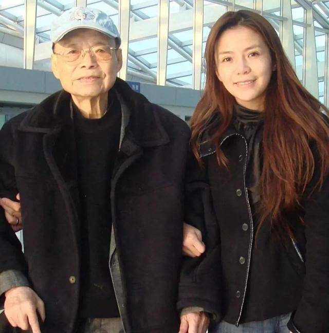 抗癌13年后,央视主持朱迅哽咽落泪,挚爱男人离