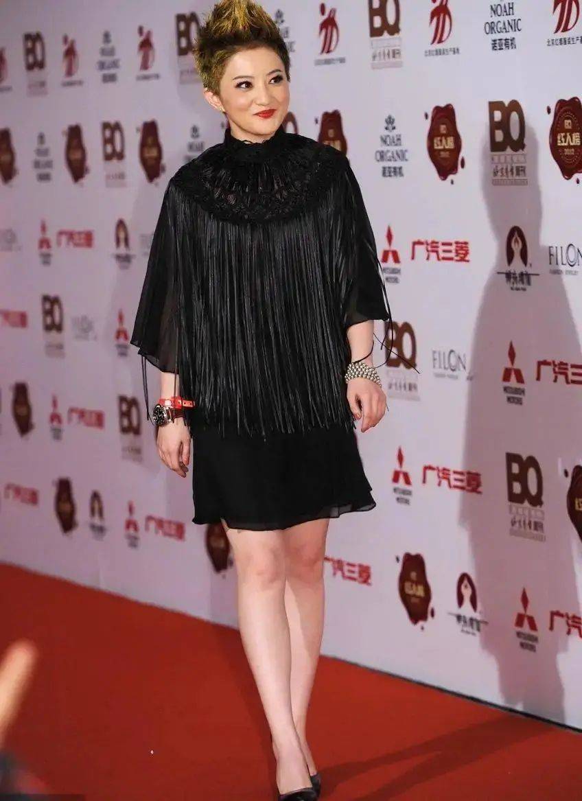 原创金铭微胖也很美,穿黑色流苏裙小细腿抢镜,发型却无力吐槽