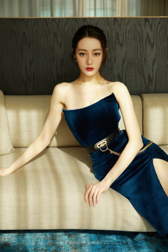 迪丽热巴蓝丝绒连衣裙美艳动人