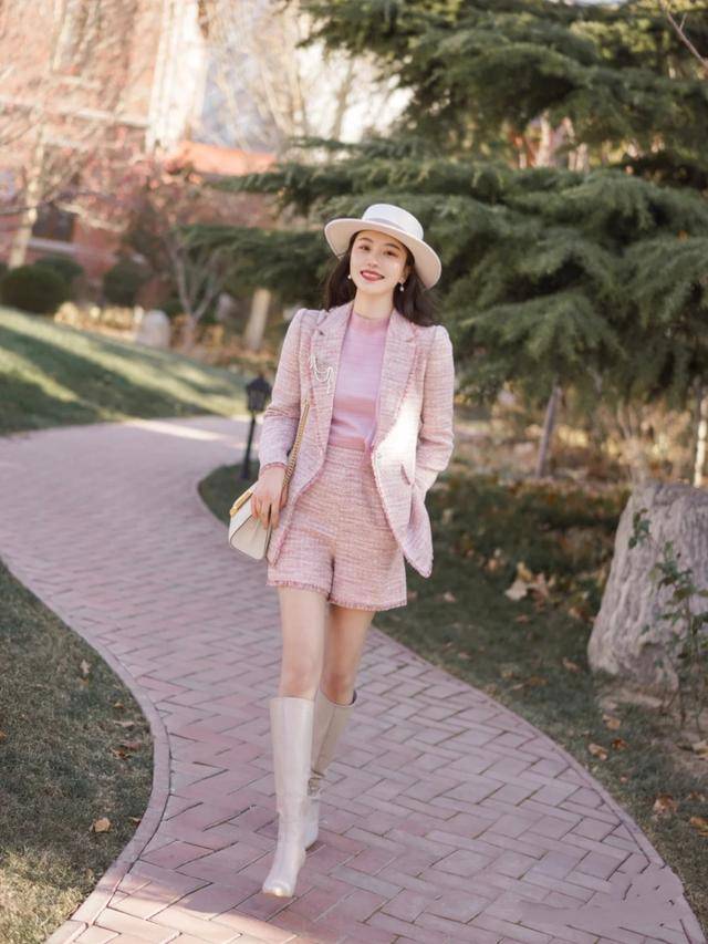 浅粉色小香风套装色系减龄却不会给人违和感,正符合30岁女性对清新