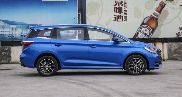 油耗4L,纯电200KM,夏天比亚迪换成了MPV。