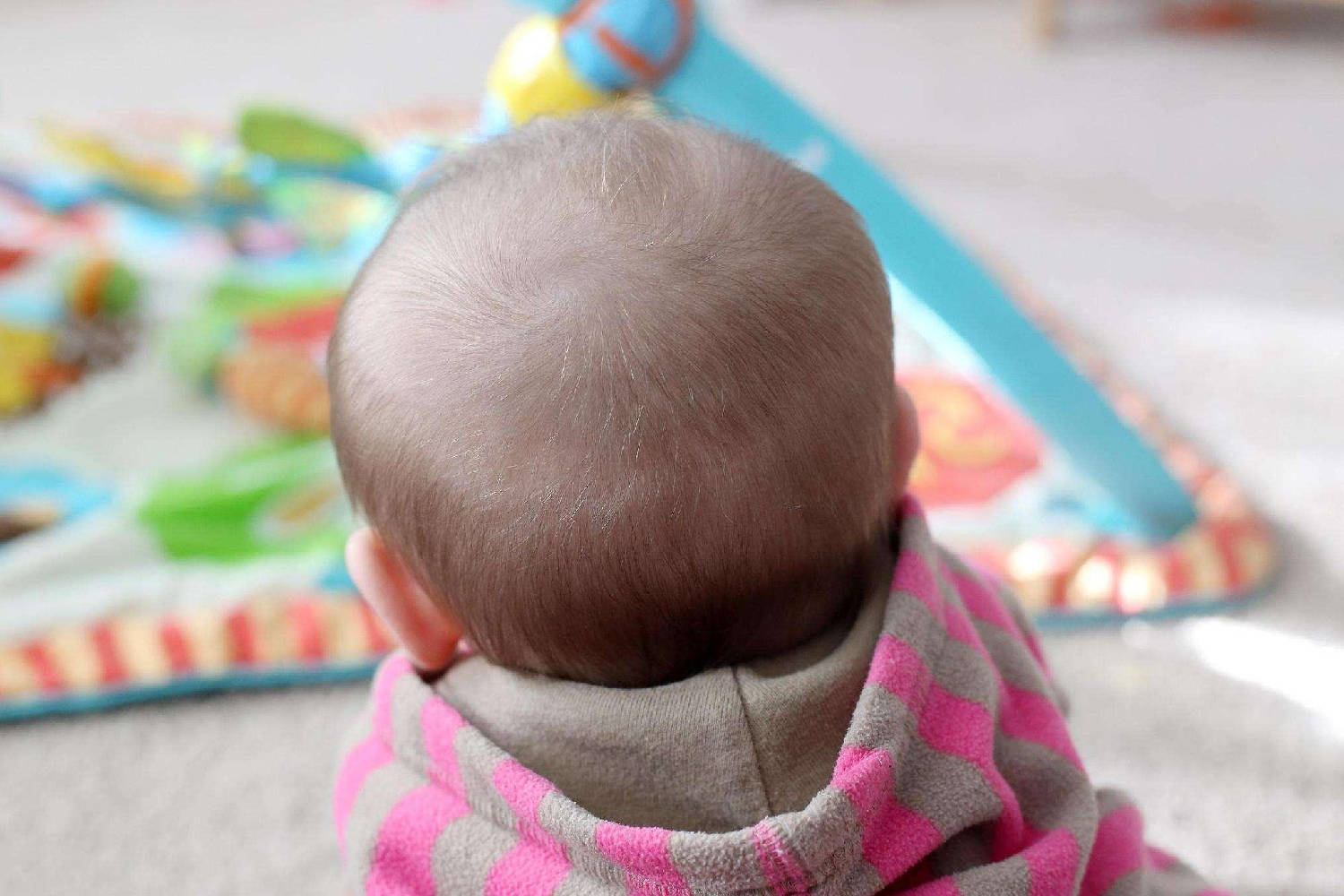 8个月女宝宝发量惹人忧,肉眼可见的稀薄,网友:娃不要面子的吗