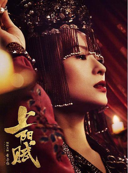 汪峰晒全家陪章子怡拍戏,在角落为醒醒搭游戏