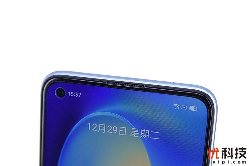 搭载|鲤跃龙门国潮范儿 realme 真我 V15镜湖蓝真机图赏