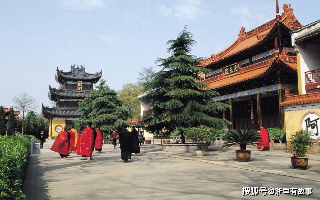 宁波藏着座千年古刹，被誉为浙江佛教发源地，寺庙还有两个传说