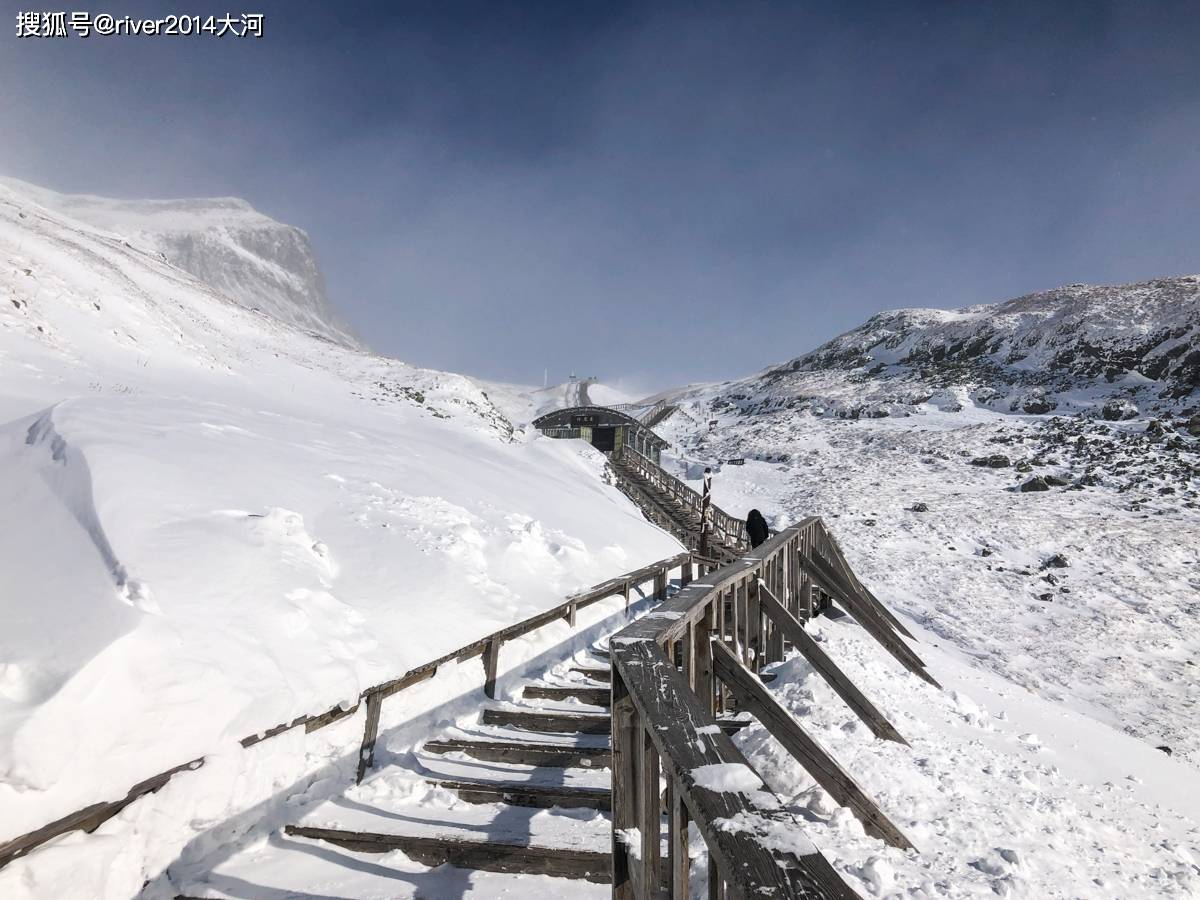 冬季的长白山西坡，零下34度漫天冰雪，天池时隐时现