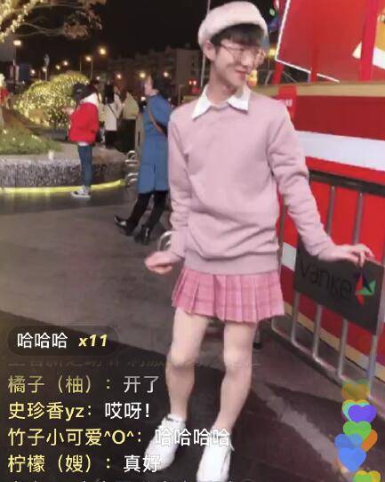 原创为人气主播有多狠周淑怡死库水跪键盘王小歪万人街上女装跳舞