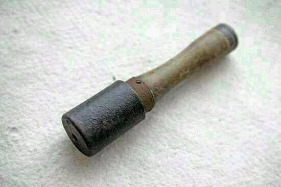 自然在手榴弹的选择上也更加倾向于德国的木柄式手榴弹,尤其是一战后
