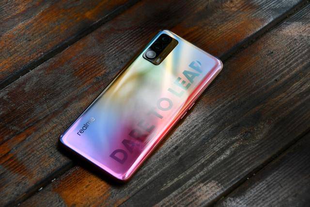 游戏|realme V15测评：锦鲤外观+50W闪充，体验不输旗舰