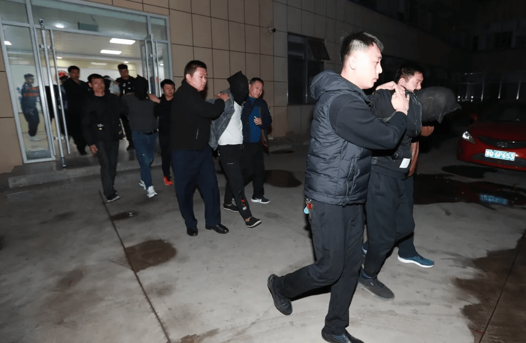现场抓捕视频曝光临沂铲除一特大跨省贩毒团伙