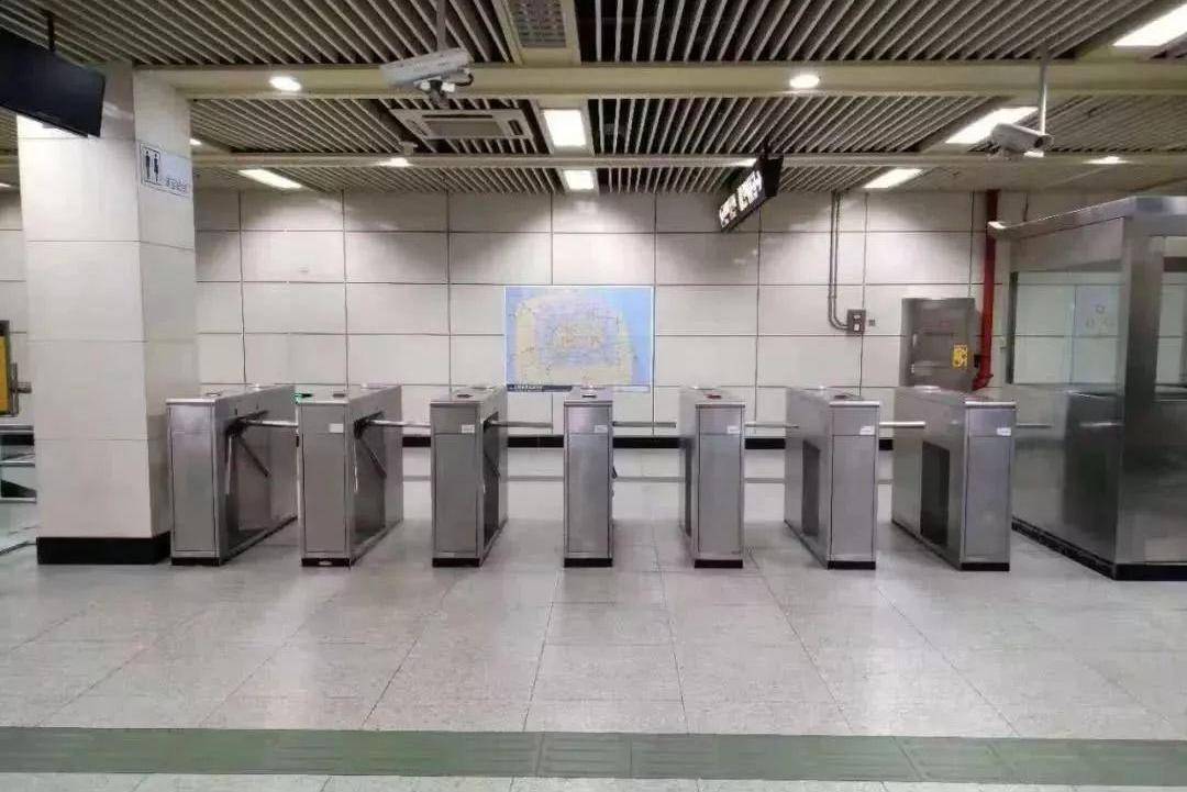 原创聊聊上海地铁,进出站闸机为何与众不同,是"三根棍子"?