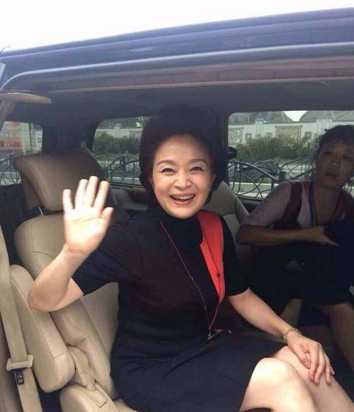 刘莉莉没有整容是天然的美穿运动装帆布鞋打扮也像个老年人