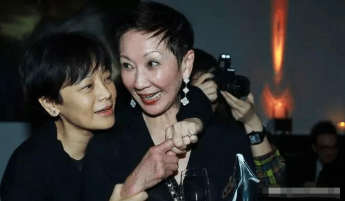 张国荣喊她“阿姐”,林青霞的闺蜜,亦舒偷她照片