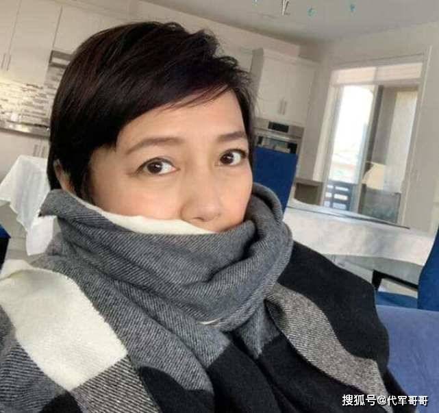 50岁前港姐冠军投资失败，负债高达千万，如今与