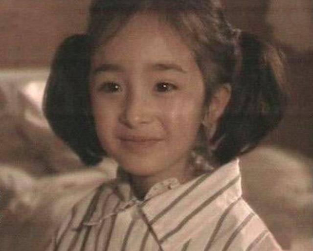 杨幂小时候有多美,她的童年照比当演员时还惊艳,从小美到大