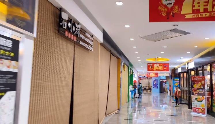 广西一商场开业不到一年,如今商铺十室九空