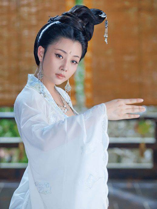 40岁殷桃近照,富豪老公入狱后离婚,今依旧单身身材圆润迷人!