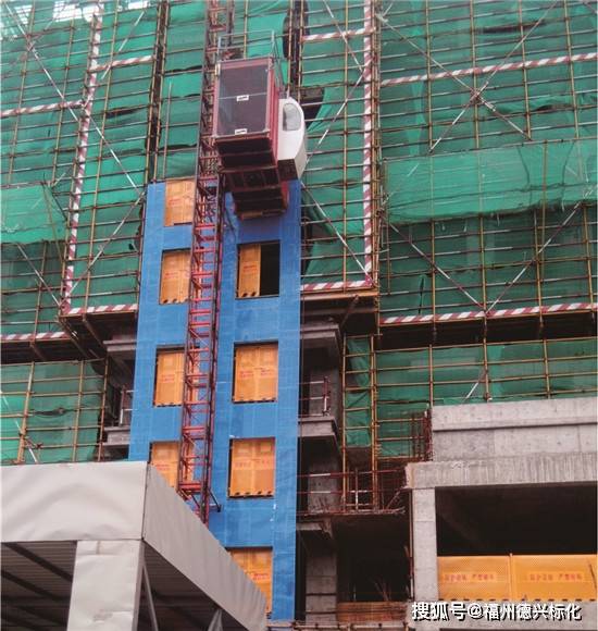 建筑工地施工升降机防护门是如何安装的