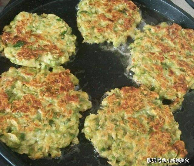 原创松软清香的槐花鸡蛋饼,营养解馋,简单快手,一次吃5个不过瘾