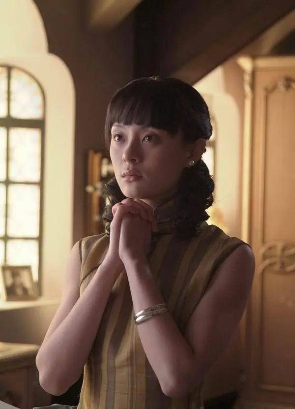 而陈数饰演的方艳云，是上海滩的第一美女。表面看风情万种，霸占着所有