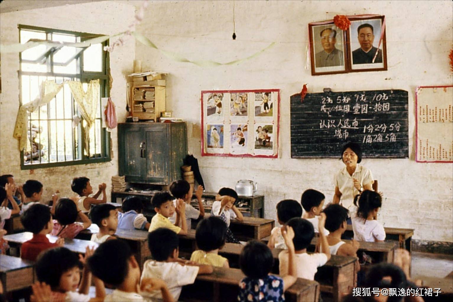 1980年的深圳,幼儿园里做游戏的孩子们.