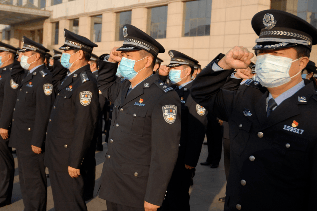 1月10日,山东省青岛市公安局即墨区分局民警张爱迪在一家超市里向市民