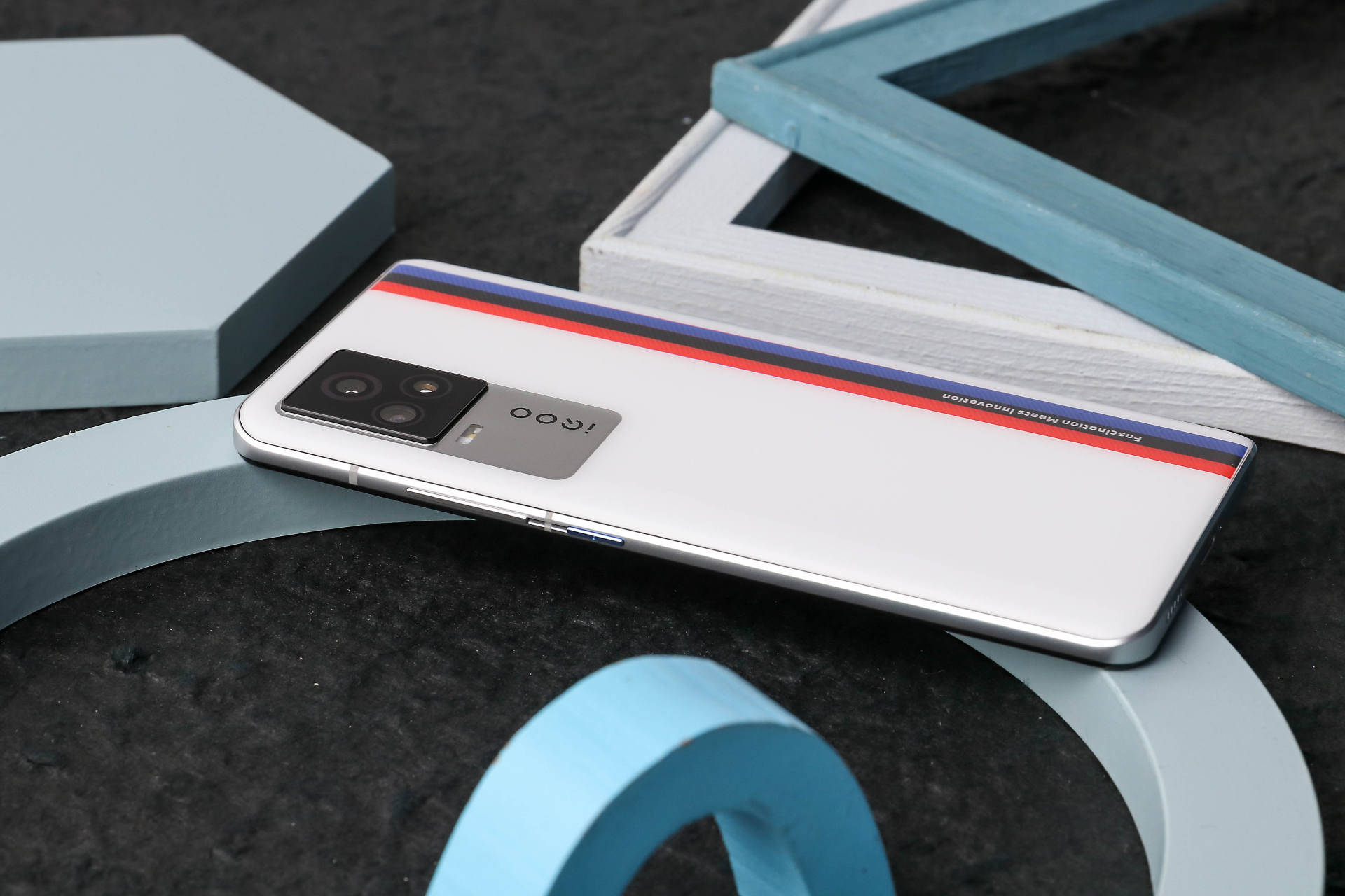 14分钟满电!iQOO 7惊艳登场,刷新手机充电新速度