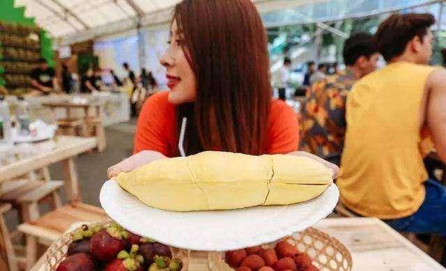 中国游客在泰国狂吃榴莲，70元吃到饱，引发当地人错愕