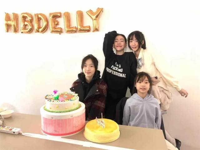 小S开心晒出母女4人合照，众人赞叹小S的冻龄，