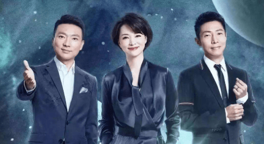 她是央视美女主持,走秀衣带不慎滑落,淡定走完全程:谁