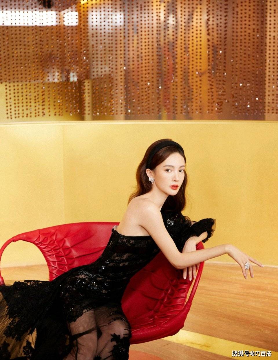 原来吉娜的两套活动看起来很棒,黑色的连衣裙充满了好身材,美丽优雅性感
